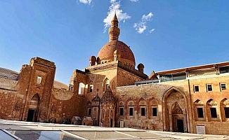 Tarih kokan İshak Paşa Sarayı'na yoğun ilgi