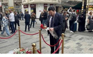 Savcı Sayan, Taksim’de hayatını kaybedenler için karanfil bıraktı