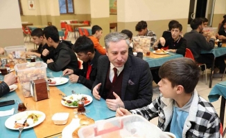 Hasan Kökrek öğrencilerle kahvaltı yaptı