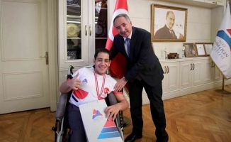 Rektör Karabulut, madalya kazanan sporcuları kutladı
