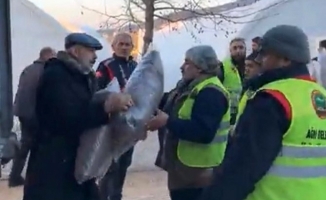 Cemal Kaya, depremzedeler için kolları sıvadı