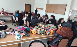 Hamur'da çocuklar depremzede çocukları için oyuncak üretiyor