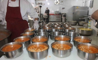 Ağrı'da Kızılay 4 bin kişiye sıcak yemek veriyor