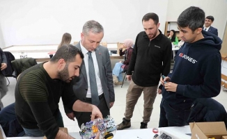 Hasan Kökrek, Ağrı'nın Zirvesinde Teknoloji Yarışması'nı inceledi