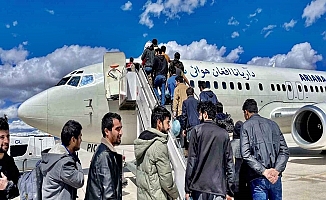 Ağrı'da 138 Afgan göçmen uçakla gönderildi!