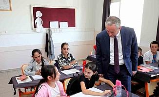 Ağrı Milli Eğitim Müdürü Kökrek, Tezeren’deki okulu inceledi