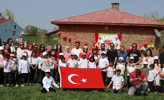 ’Çilek Abla’ köy okulu öğrencilerini baharla süslenmiş çileklerle buluşturdu