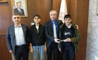 Başarılı öğrencilerden Milli Eğitim Müdürü Kökrek’e ziyaret