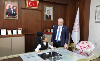 Ağrı'da 23 Nisan dolayısıyla makam koltuğu öğrencilere devredildi