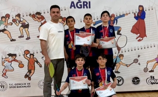 Ağrı Kaymakam Özgür Azer Kurak Ortaokulu badminton grup şampiyonu oldu