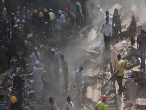Hindistan'da 5 Katlı Bina Çöktü: 16 Ölü