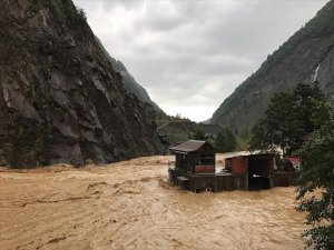 Rize'de Şiddetli Yağış Eğitime Engel Oldu