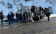 Ağrı'da tır devrildi 2 kişi yaralandı