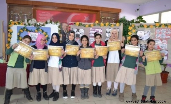 Ağrıda Başarılı Olan Öğrencilere Kaligrafi Sertifikası Verildi