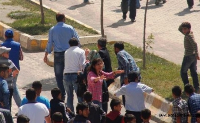 HDP Mitinginde Kadın Sunucuyu Elektrik Çarptı