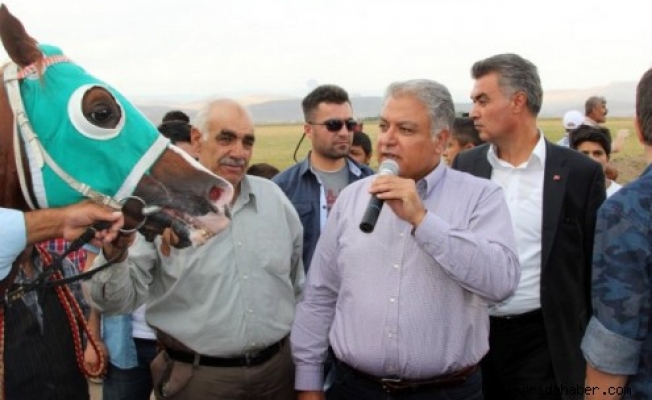 Ağrıda 2014 Yılı At Yarışları Yapıldı