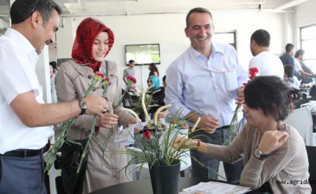 AĞRI İBRAHİM ÇEÇEN ÜNİVERSİTESİNDE ÖĞRENCİLERE TATLI KARŞILAMA