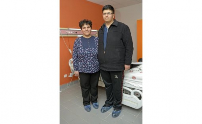 Obez anne ve oğlu cerrahi yöntemle zayıflıyor