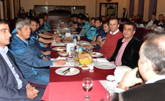 Vali Altıparmak, futbolcularla bir araya geldi