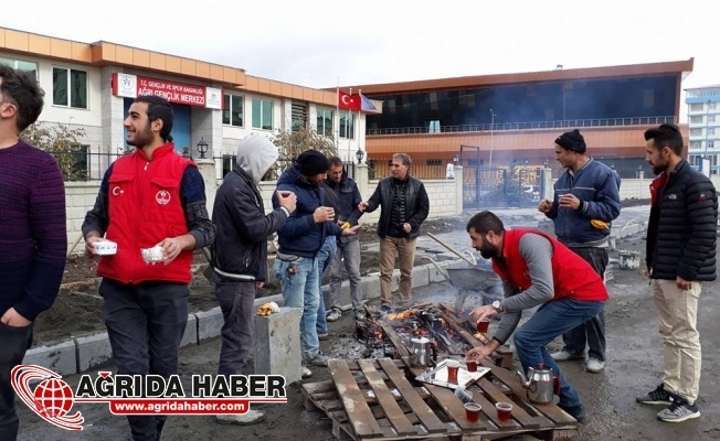 Ağrı Gençlik Merkezinden İşçilere Çay İkramı