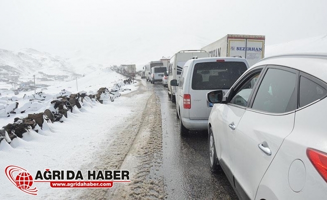 Tendürek Geçidi#39;nde Ulaşım Durdu