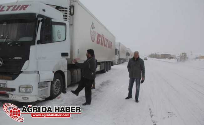 Tendürek Geçitinde Mahsur Kalan Araçlara Mehmetçik yetişti