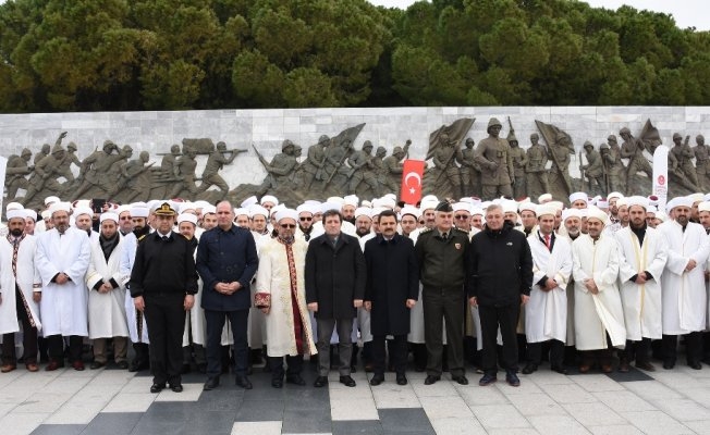 Afrindeki Mehmetçikler için Şehitler Abidesinde dua