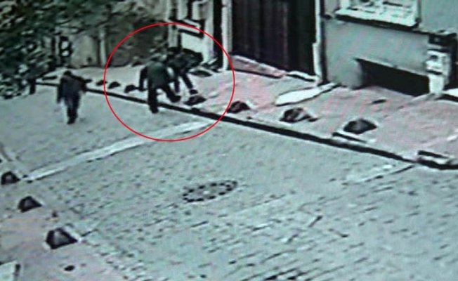Beyoğlundaki kadına bıçaklı saldırı kamerada