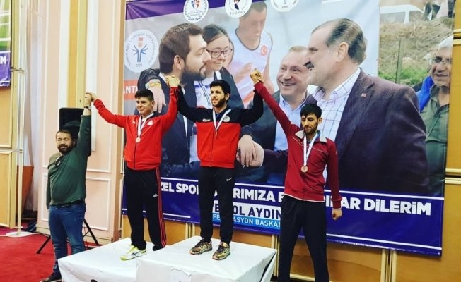 Hakkari#039;li Tenisçi Dindar Mühürdaroğlu Türkiye üçüncüsü oldu