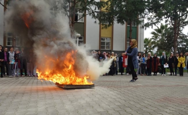Üniversite öğrencilerine deprem ve yangın tatbikatı