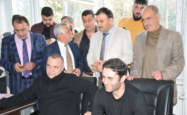 Ünlü oyuncular Fatma Avların sırasına karanfil bıraktı