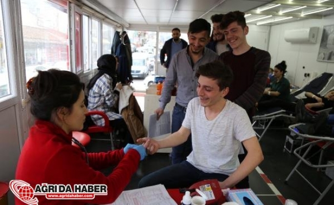 Yardım İsteyen Melis Bebek İçin Hastaneye Akın Ettiler!