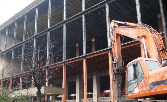 AKMnin yıkımı başladı