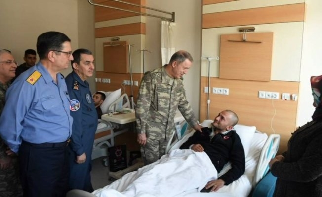 Orgeneral Akardan yaralı askerlere ziyaret