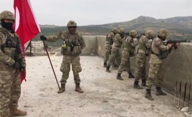 Türk bayrağını Racoya mehter marşı eşliğinde diktiler