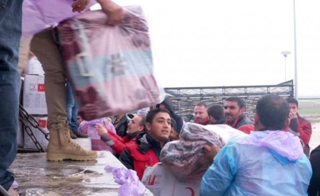 Türk Kızılayı Azezde yardım dağıttı