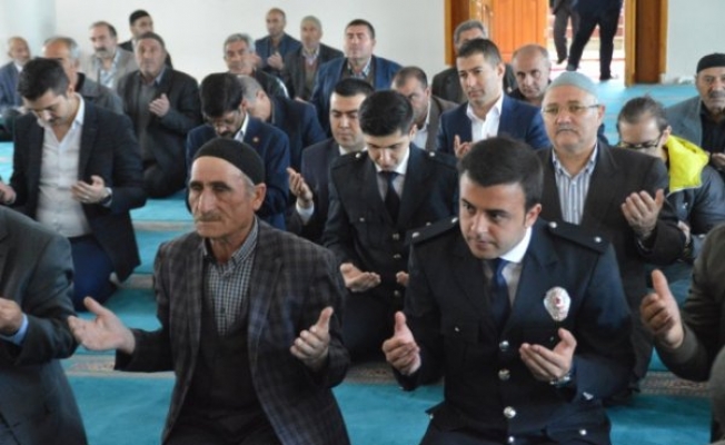 Eleşkirt#039;te Polis Haftası Dolayısıyla Şehitler için Mevlit Okutuldu