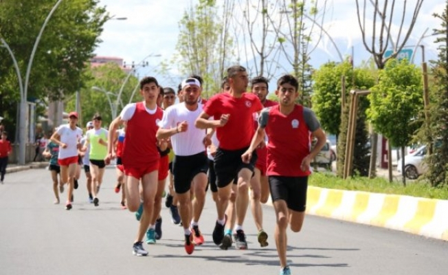 Ağrı#39;da Atletizm ve Tekerlekli Kayaklı Koşu Yarışması Yapıldı