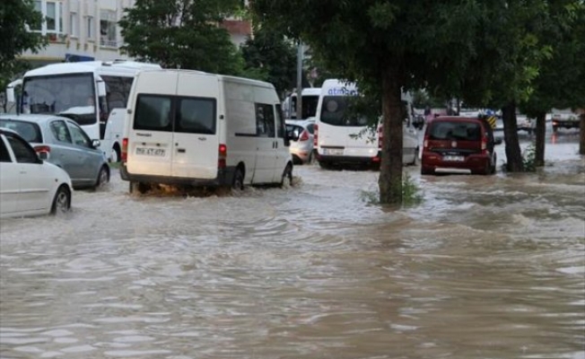 Sivas#039;ı Sel Bastı Her Yer Göle Döndü