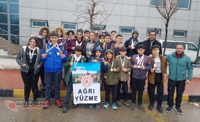Ağrılı Yüzücülerden 64 Madalya