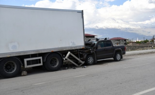Doğubayazıt#039;ta park halindeki tıra arkadan çarptı : 1 Yaralı