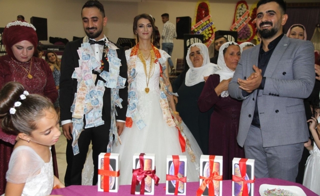 Düğününde Abisi 5 Adet telefon taktı!