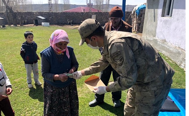Ağrı#039;da Mehmetçik Devletin yardım elini Ucra köylere kadar ulaştırıyor