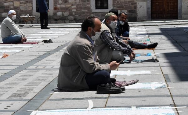 Cuma namazına özel 300 bin tek kullanımlık seccade dağıtıldı
