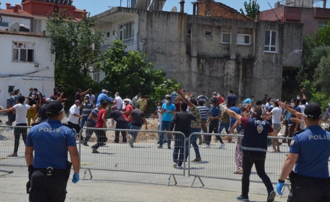 Antalya#039;da süre uzatıldı! Mahalleli Polise taş attı