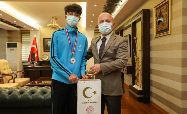 Ağrı Valisi Genç Sporcular İle Bir Araya Geldi