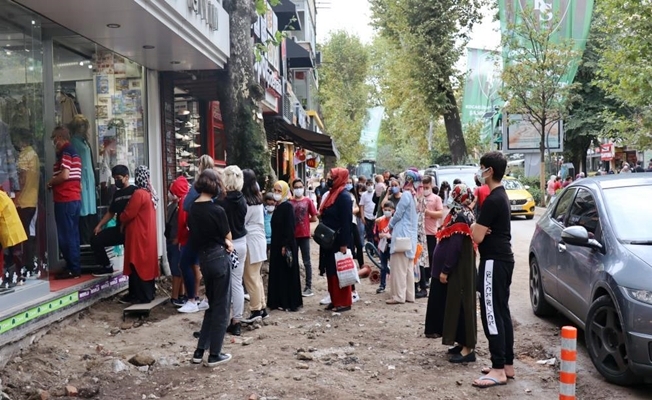 Buda okul kıyafeti kuyruğu