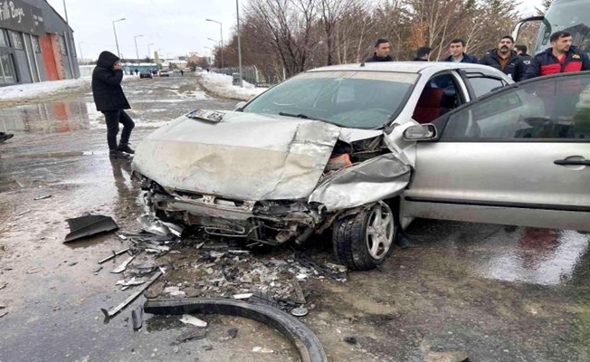 Ağrı#039;da çıkan trafik kazasında 2 kişi yaralandı!