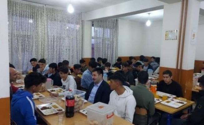 Diyadin Kaymakamı öğrencilerle iftarda bir araya geldi