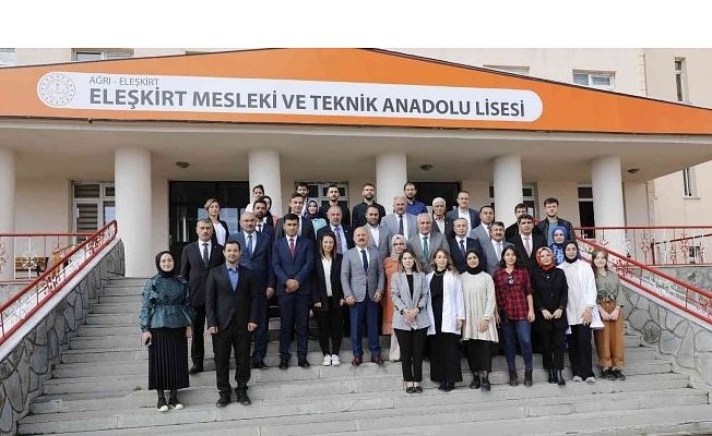 Ağrı Valisi Eleşkirt Mesleki ve Teknik Anadolu Lisesini ziyaret etti